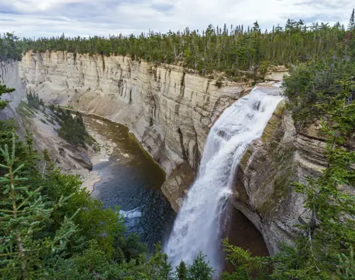 Hotels-Gouverneur-sept-Iles-Randonnée-Ile-Anticosti-cascade
