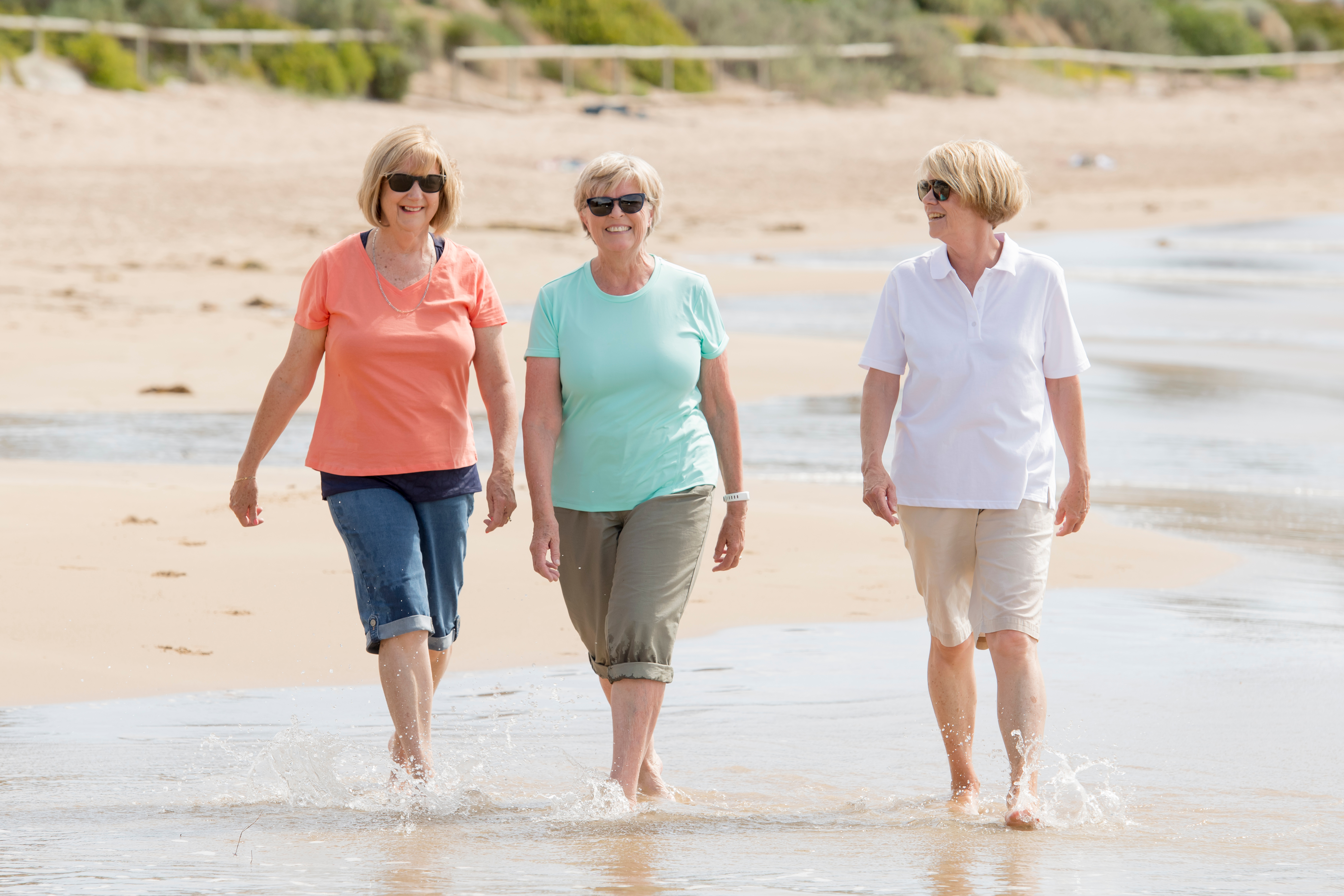 Groupe Femmes Agées Plage Ete