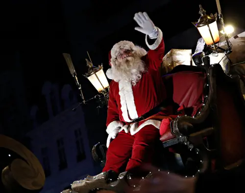 Hôtels-Gouverneur-Sept-Îles-Christmas-parade_santa-claus